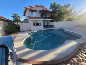 Utendørsbasseng og et oppvarmet basseng