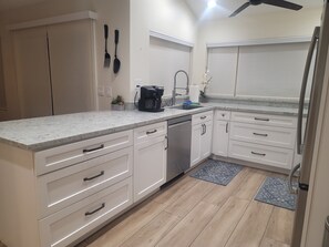 Kjøleskap, mikrobølgeovn, ovn og kokeplater