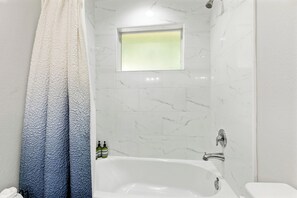 Haartrockner, Handtücher, Seife, Shampoo