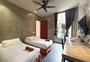 Standard Twin Room | Iron/ironing board - Le Lodge Mansion (Kuantan)