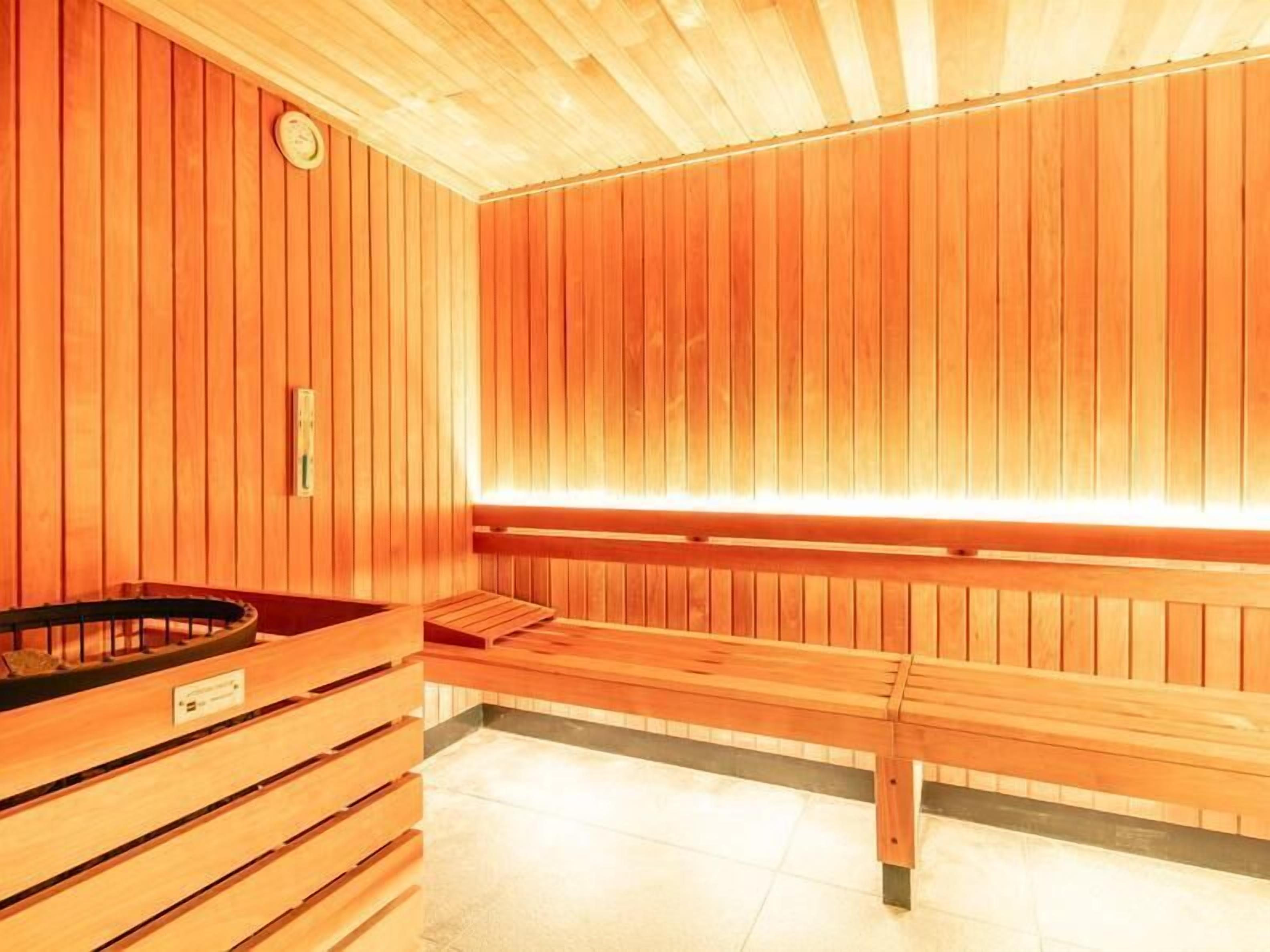 Una sauna de madera con bancos y un asiento.