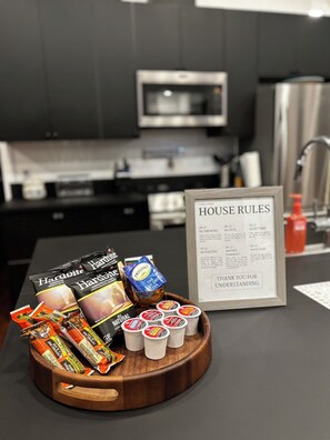 Frigorífic, microones, forn i placa de cuina