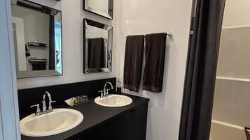 Pyyhkeet, saippua, sampoo, vessapaperi