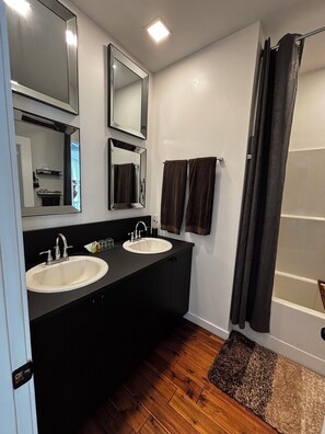 Toallas, jabón, papel de baño