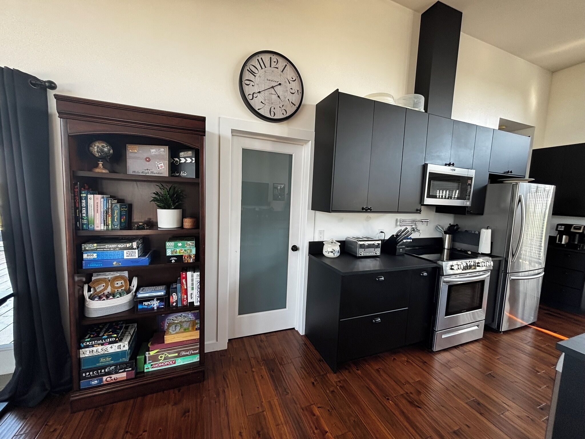 ثلاجة، ميكروويف، فرن، موقد طهي مسطح