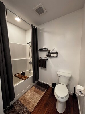 Regadera, toallas, jabón, shampoo 