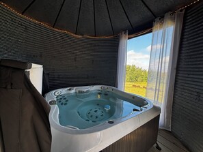 Indoor spa tub