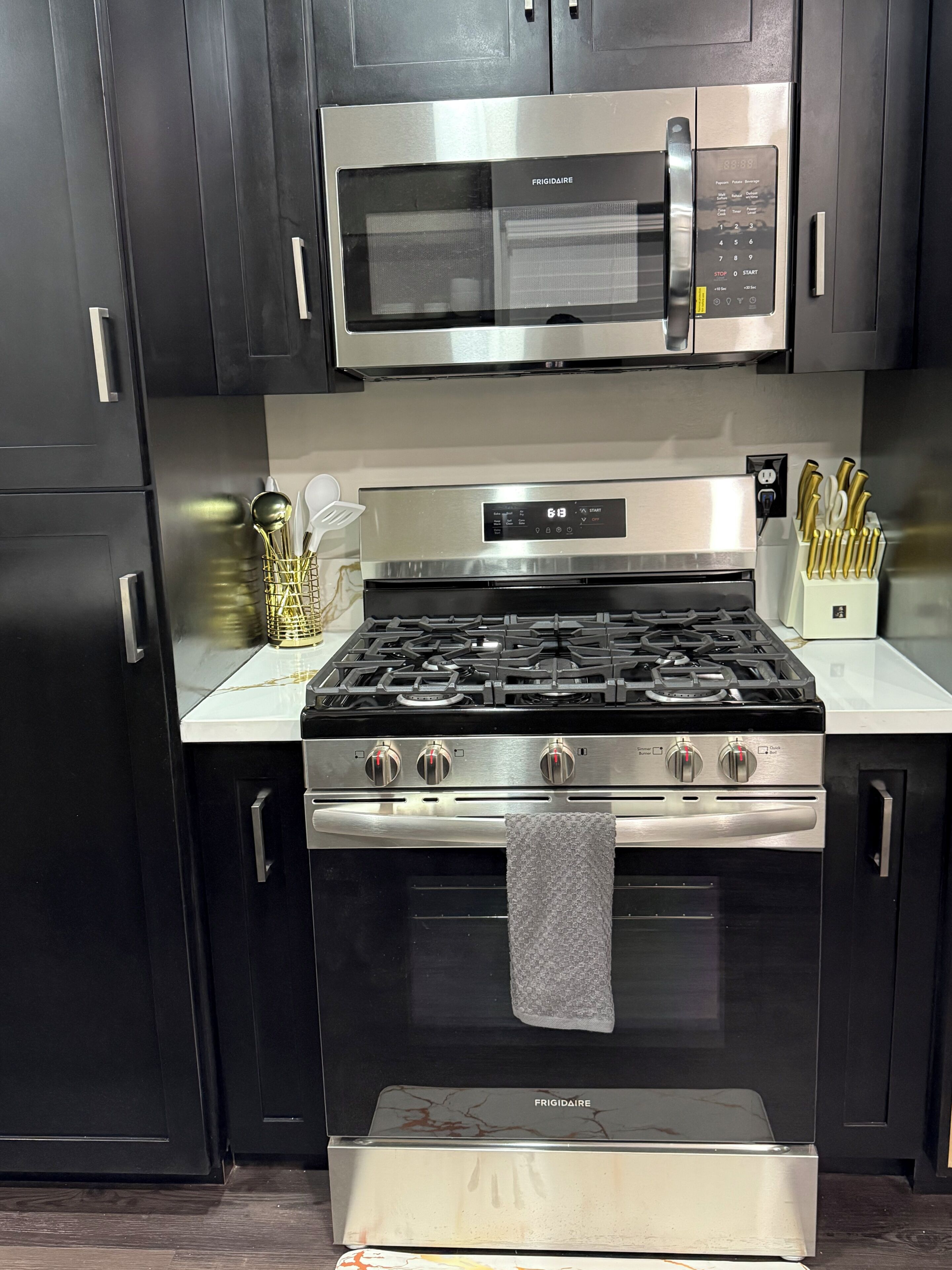 Jääkaappi, mikroaaltouuni, uuni, liesi