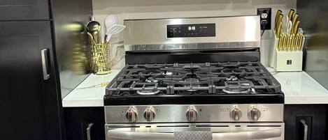 JÀÀkaappi, mikroaaltouuni, uuni, liesi