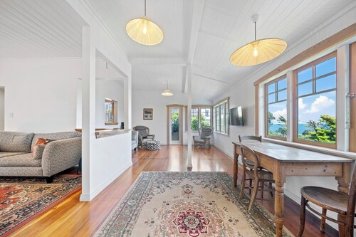 Ocean Breeze Cottage - Paekakariki Holiday Home