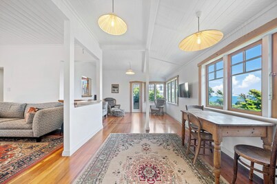 Ocean Breeze Cottage - Paekakariki Holiday Home