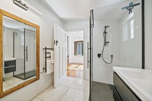 Shower, hair dryer - Ocean Breeze Cottage - Paekakariki Holiday Home (Paekakariki)