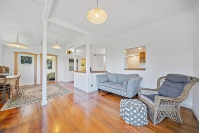 Ocean Breeze Cottage - Paekakariki Holiday Home