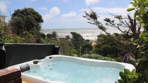 Un bain à remous avec vue sur l’océan.