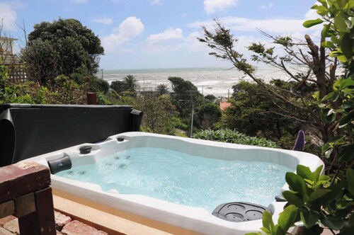 Ocean Breeze Cottage - Paekakariki Holiday Home