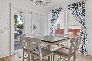 Ferienhaus, Mehrere Betten (Scattered, Smothered, & Covered) | Speisen