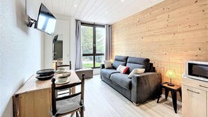Unclassified image, 2 of 13, button - 10m from resort center, floor -1, view valley, swimming pool, tv, ski locker, 20m², Le Corbier (Le Corbier)