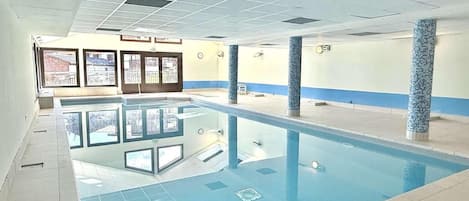 Innendørsbasseng