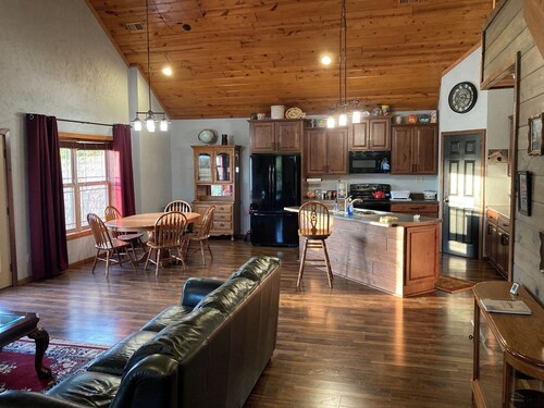Charming modern farmhouse - four miles from WSRC