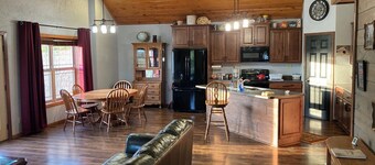Charming modern farmhouse - four miles from WSRC
