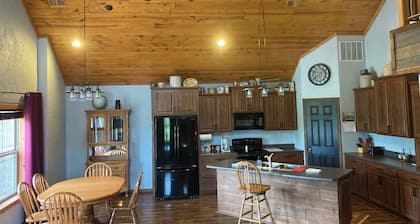 Charming modern farmhouse - four miles from WSRC