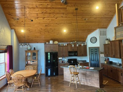 Charming modern farmhouse - four miles from WSRC