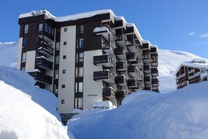 A multi-story hotel with balconies, surrounded by snow. - 100m from resort center, 2nd floor, balcony, tv, 25m², Tignes (Tignes)