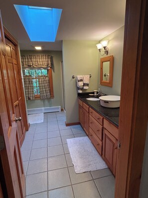Dusche, Handtücher, Seife, Toilettenpapier