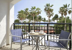 Outdoor dining - JUNE 6-13, 2026 - 2BD/2BA VILLA MARRIOTT OCEAN POINTE RESORT, PALM BEACH SHORES (Palm Beach Shores)