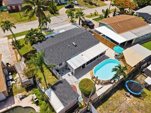 Una proprietà residenziale con piscina, patio coperto e cortile recintato.