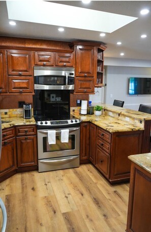 Mikrovågsugn, ugn, spishäll och diskmaskin