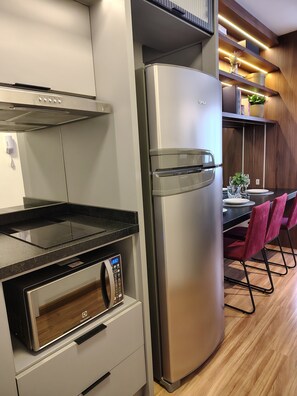 Apartment | Private kitchen | Fridge, stovetop, cookware/dishes/utensils - Skyline (Porto Alegre)