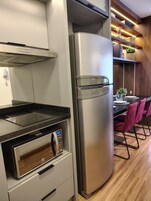 Refrigerador, placa de cocina, utensilios de cocina