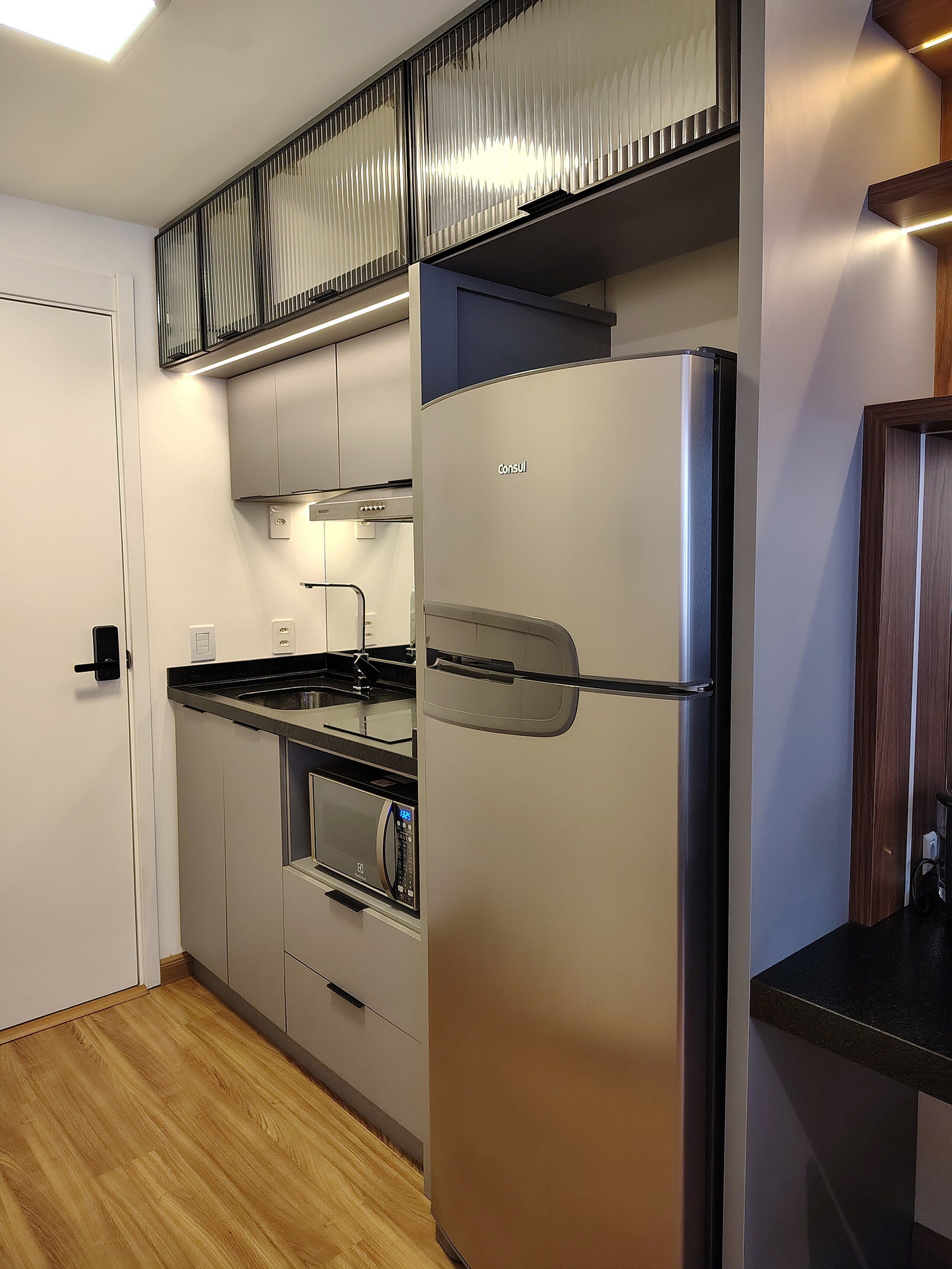 Refrigerador, placa de cocina, utensilios de cocina