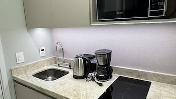 Basic Studio | Private kitchen | Fridge, stovetop, cookware/dishes/utensils
