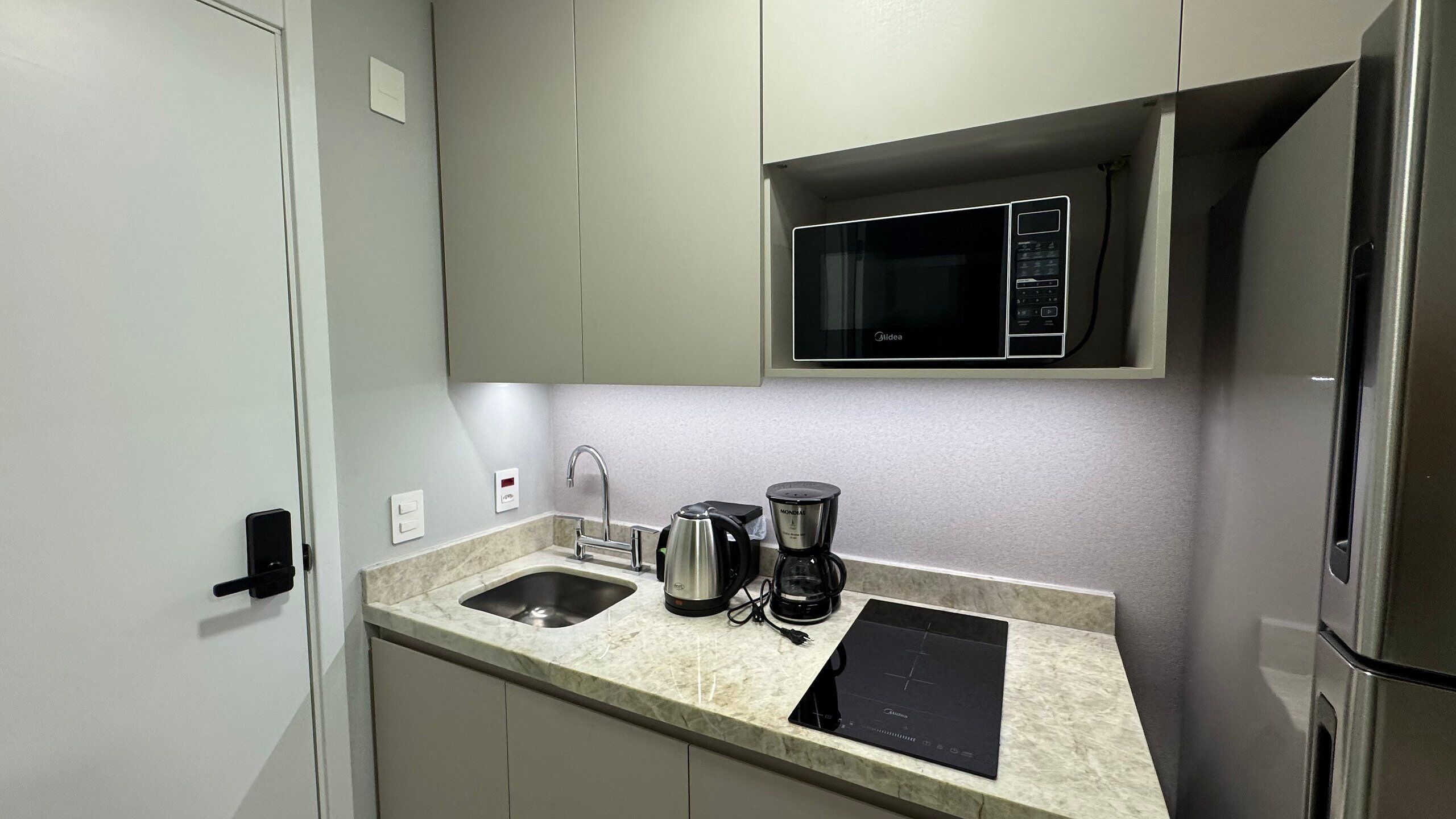 Basic Studio | Private kitchen | Fridge, stovetop, cookware/dishes/utensils