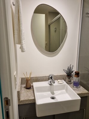 Apartment | Bathroom | Shower, hair dryer, towels, toilet paper - Skyline (Porto Alegre)