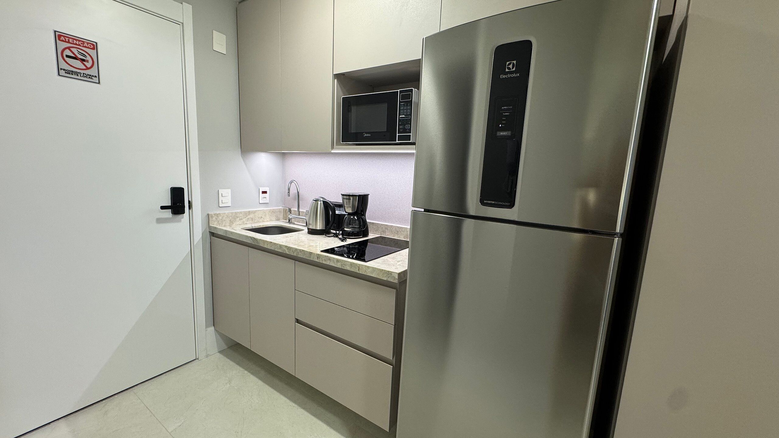 Estúdio básico | Cozinha privada | Geladeira, cooktop, talheres/pratos/utensílios de cozinha