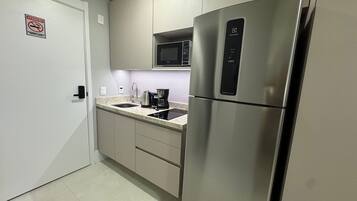 Estúdio básico | Cozinha privada | Geladeira, cooktop, talheres/pratos/utensílios de cozinha