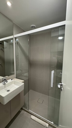 Basic Studio | Bathroom | Shower, hair dryer, towels, toilet paper - Skyline (Porto Alegre)