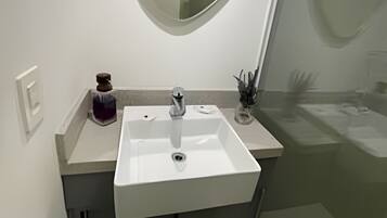 Basic-lejlighed | Badeværelse | Bruser, hårtørrer, håndklæder