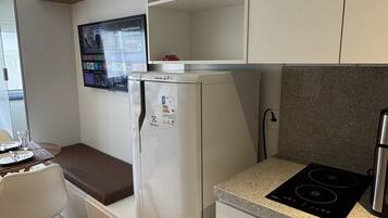 Basic Studio | Private kitchen | Fridge, stovetop, cookware/dishes/utensils