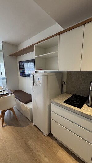 ベーシック スタジオ | 専用キッチン | 冷蔵庫、コンロ、調理器具と食器