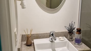 Appartement | Salle de bain | Douche, sèche-cheveux, serviettes fournies, papier toilette