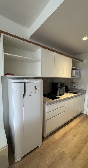 Perusstudio | Yksityinen keittiö | Jääkaappi, liesi, keittoastiat/astiat/ruokailuvälineet