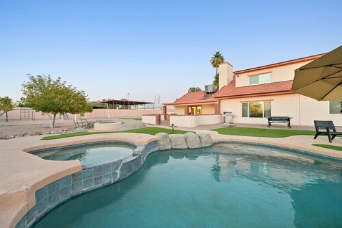 Spacious Arizona Home: Pool, Fire-Up Backyard + 5 Bedroom