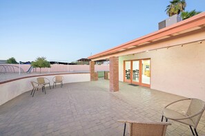 Outdoor dining - Spacious Arizona Home: Pool, Fire-Up Backyard + 5 Bedroom (Litchfield Park)