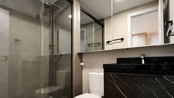 Studio | Bathroom | Shower, hair dryer, towels, toilet paper