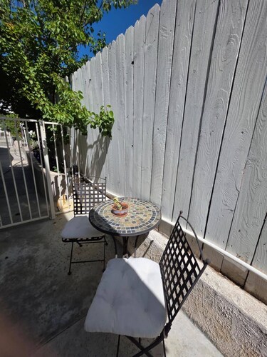 Quiet Porter Ranch Escape Near Shops, CSUN & Dining • Parking & No Cleaning Fee
