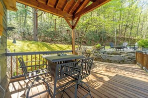 Outdoor dining - The Coziest cabin close to town w incredible views (Franklin)